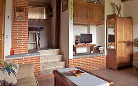Apartamento rural El Pastor es un estudio con gran ventanal a Gredos
